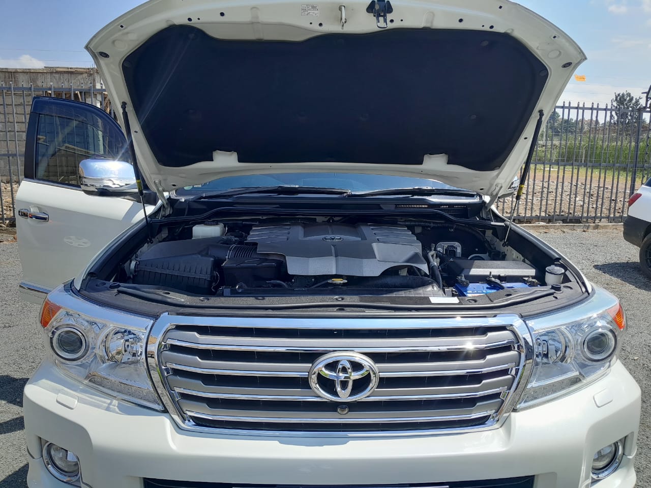 2015 TOYOTA Land Cruiser - Peach Cars
