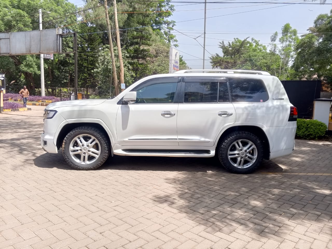 2011 TOYOTA Land Cruiser - Peach Cars