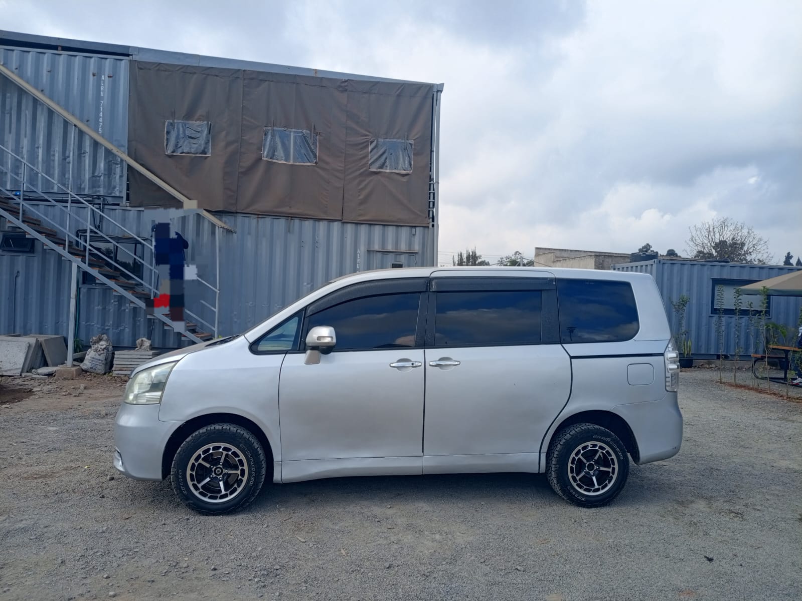 2011 TOYOTA Noah - Peach Cars